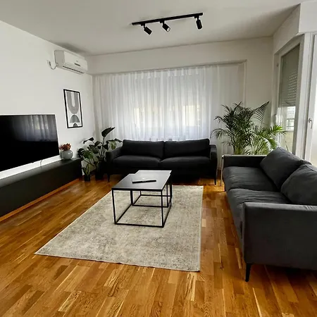 Modern 2-bedroom With Mountain View Apartment *